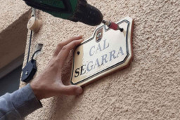 Abrera recupera la memoria histórica de su casco antiguo: 25 nuevas placas de cerámica ya decoran las fachadas