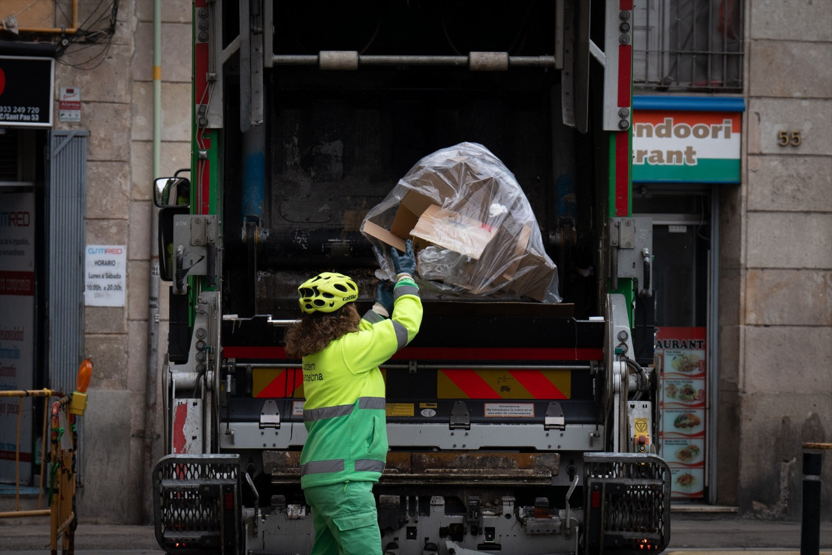 EuropaPress 6402510 persona servicio municipal limpieza recoge basura barrio raval 12 diciembre