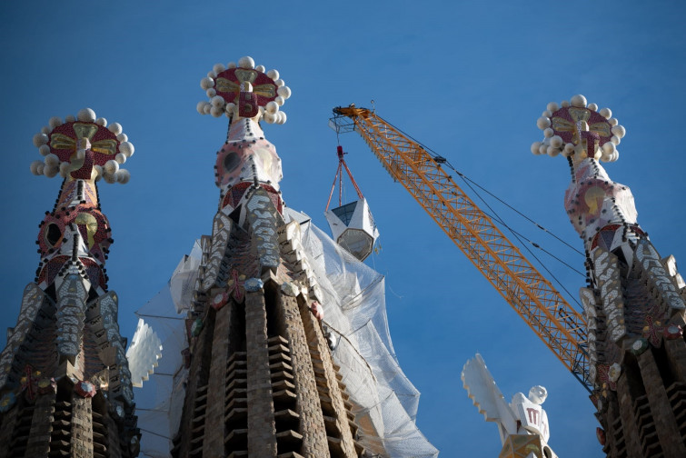 EuropaPress 7308150 imagen colocacion brazo superior torre jesucristo sagrada familia barcelona