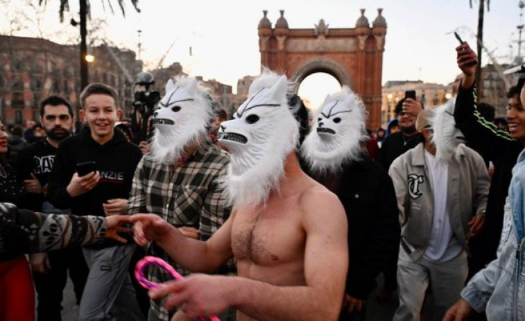 Vídeo: Barcelona viu una trobada polèmica de ‘therians’ que acaba amb detencions i altercats massius