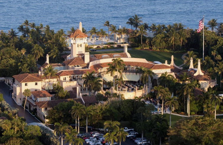Alarma a Mar-a-Lago: un intrús armat mor després d'irrompre en la residència de Trump a Florida