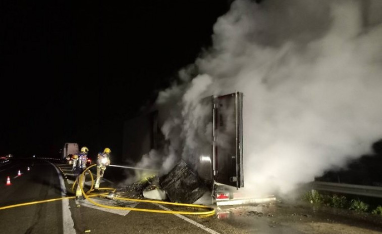 2 carrils tallats a l'AP-7 entre Torredembarra i Altafulla  per l'incendi d'un camió