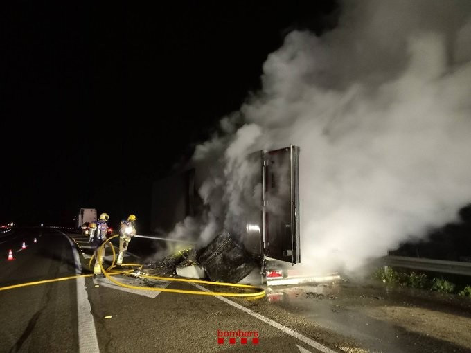 2 carrils tallats a l'AP-7 entre Torredembarra i Altafulla  per l'incendi d'un camió