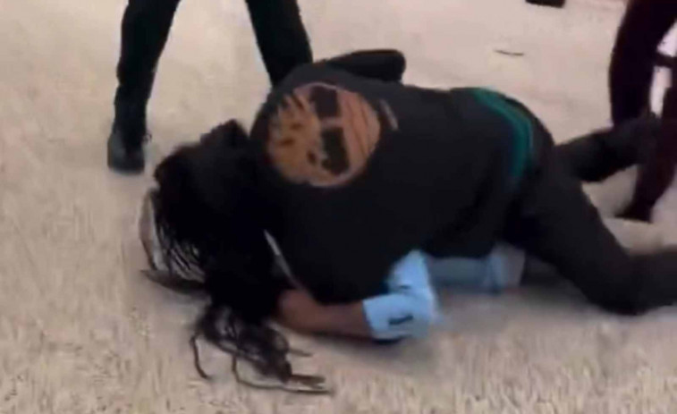 VÍDEO | Un pare dóna una pallissa a l'assassí del seu fill de 16 anys al jutjat