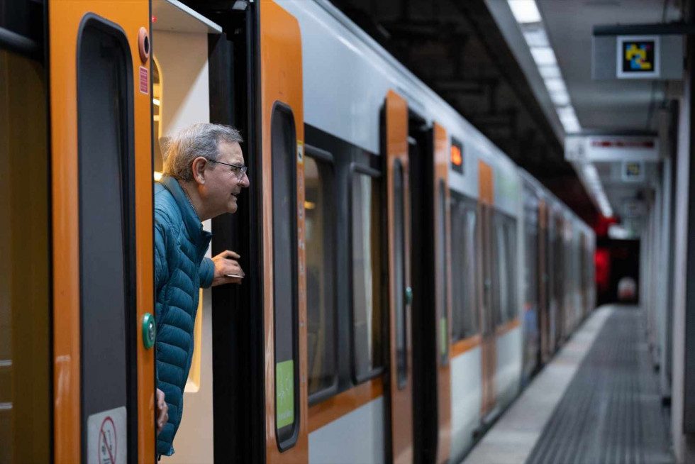 Una persona sale de un tren, en la estación de Gràcia, a 24 de enero de 2025, en Barcelona, Catalunya (España).