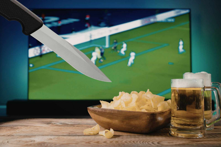 Fútbol, cuchillo   CANVA