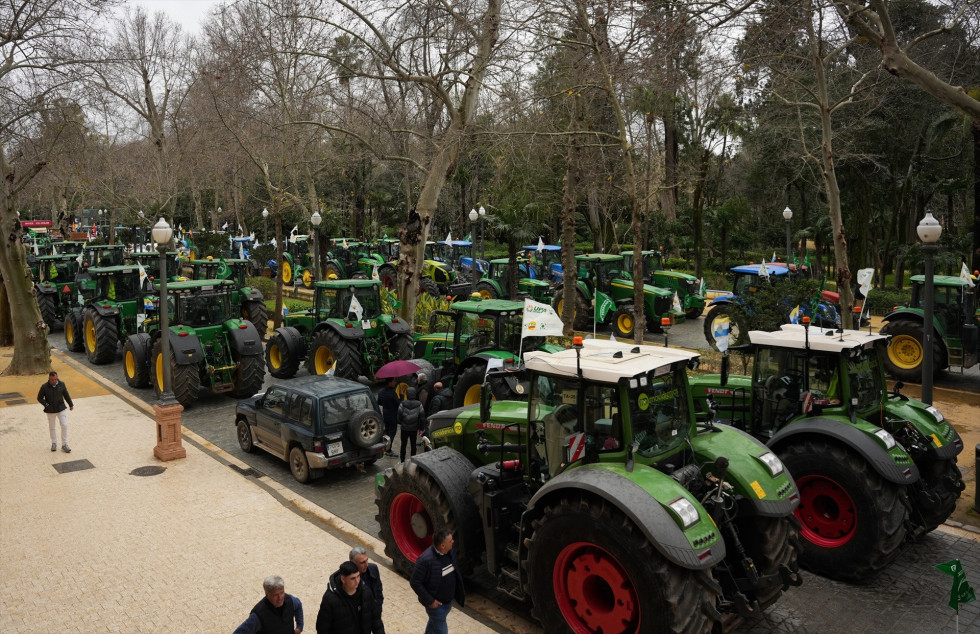 EuropaPress 7279799 imagen tractorada concentracion agricultores plaza espana sevilla convocada