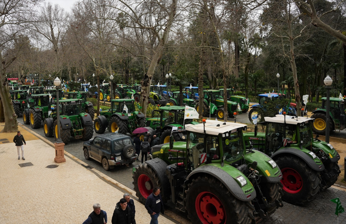 EuropaPress 7279799 imagen tractorada concentracion agricultores plaza espana sevilla convocada