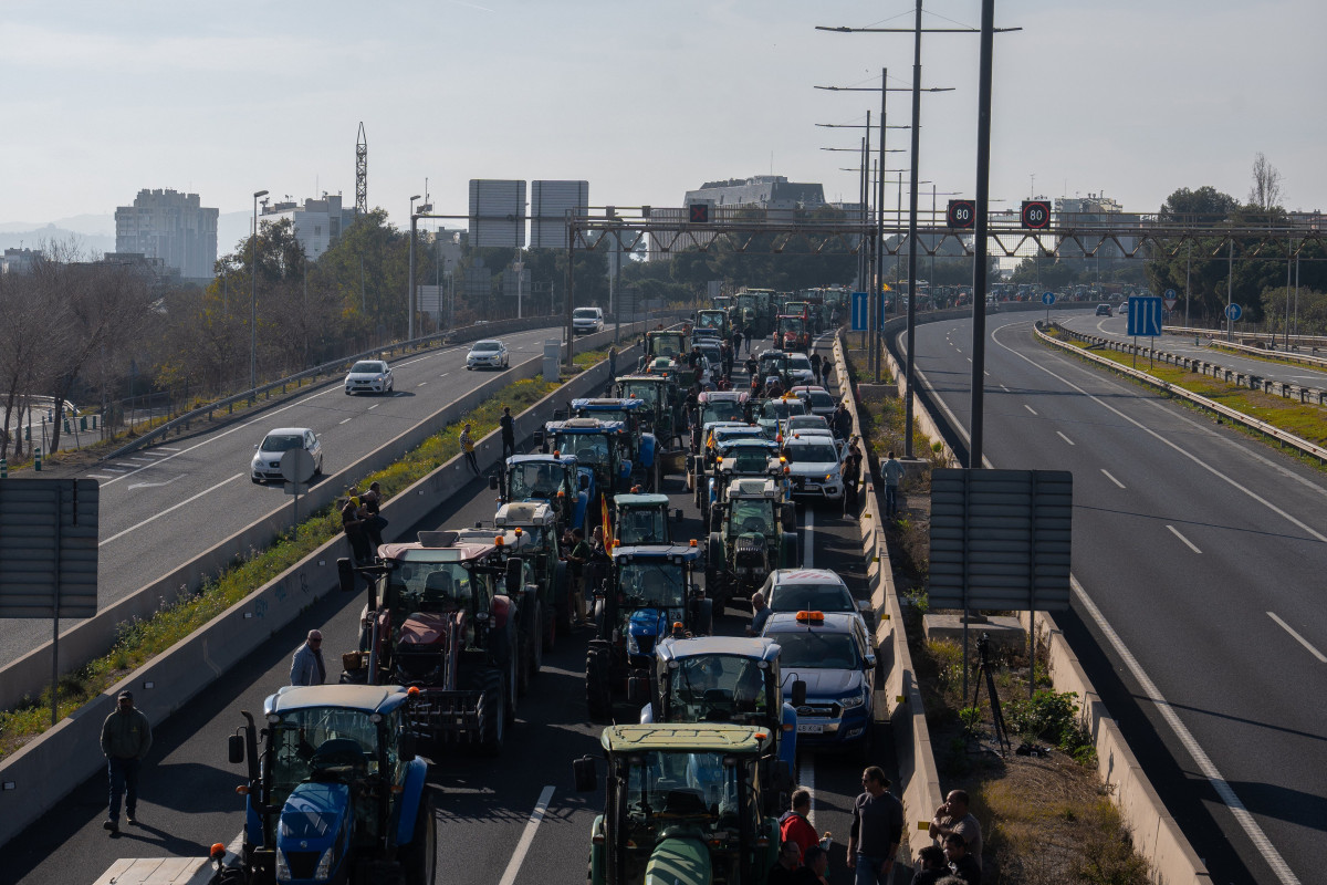 Archivo - Varios tractores de agricultores se dirigen a la avenida Diagonal durante una manifestación