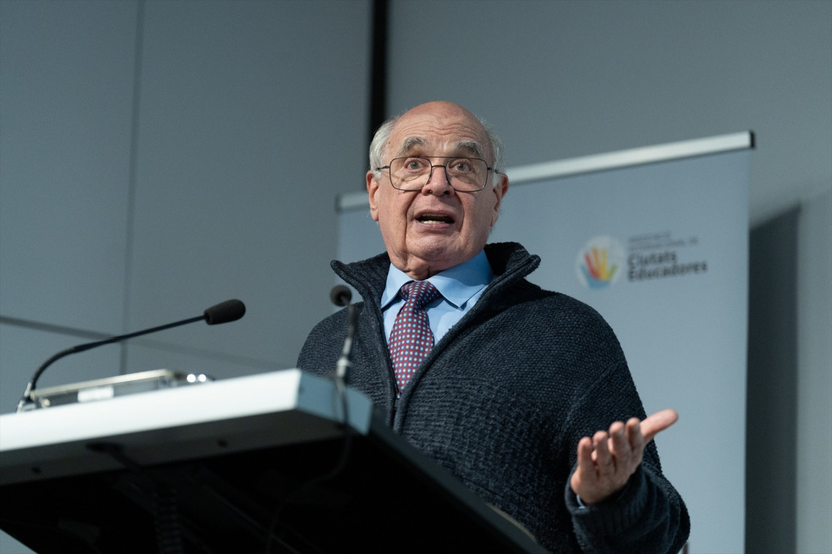 EuropaPress 6395983 concejal educacion lluis rabell interviene conferencia dia internacional