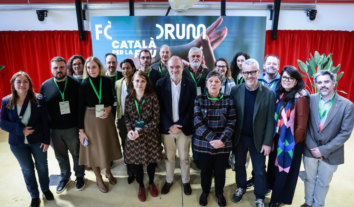 Foto de famiía del Fòrum Català per la Pau