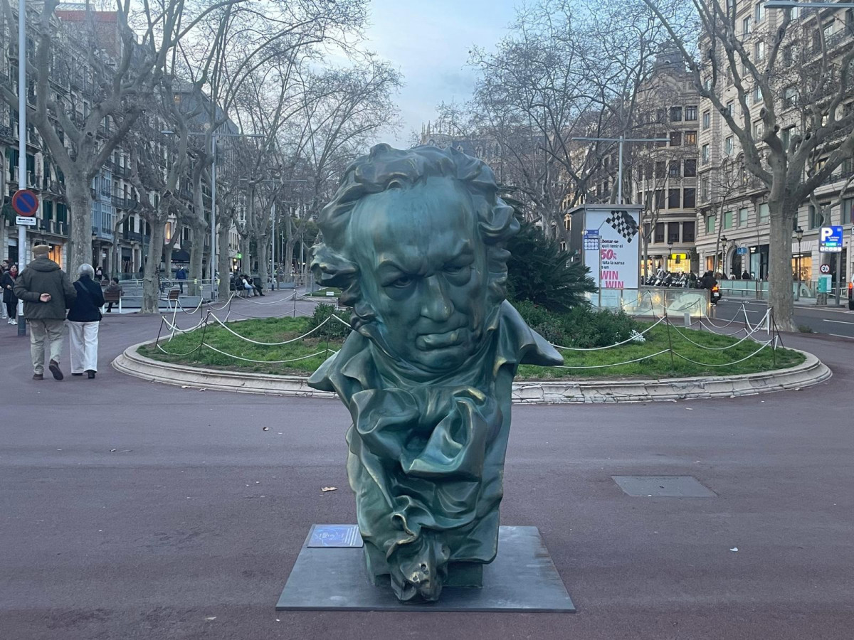 Una escultura gigante del 'Goya' en los Jardinets de Gràcia de Barcelona.