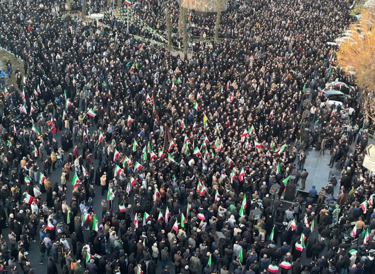 Vídeo | Multitud d'iranians celebren als carrers la mort del líder Jamenei i clamen per la llibertat