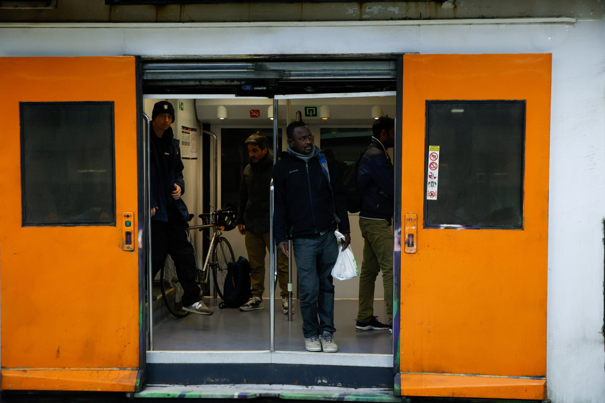 Archivo - Viajeros cogen un tren en la Estación de Sants, a 26 de enero de 2026, en Barcelona (Archivo)