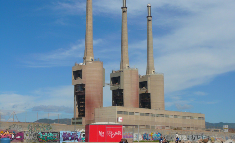 VÍDEO | El salt des dels Tres Xemeneies deixa dos detinguts i un paracaigudista a la fugida