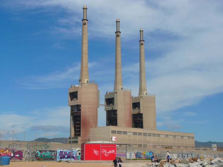 VÍDEO | El salt des dels Tres Xemeneies deixa dos detinguts i un paracaigudista a la fugida
