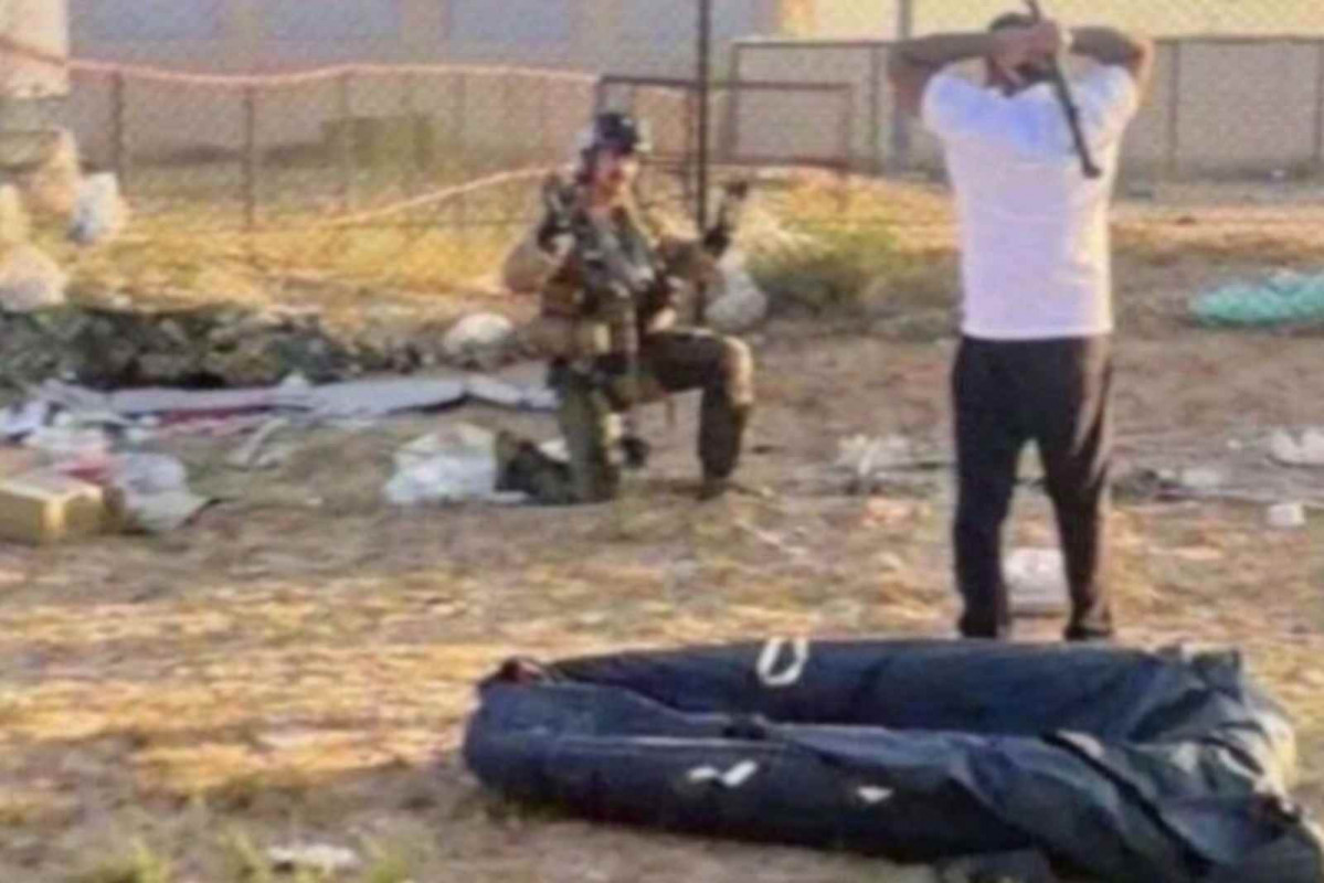 Un kuwaití amenaza con un palo a un soldado de EEUU después de que su avión sea atacado por error   REDES SOCIALES