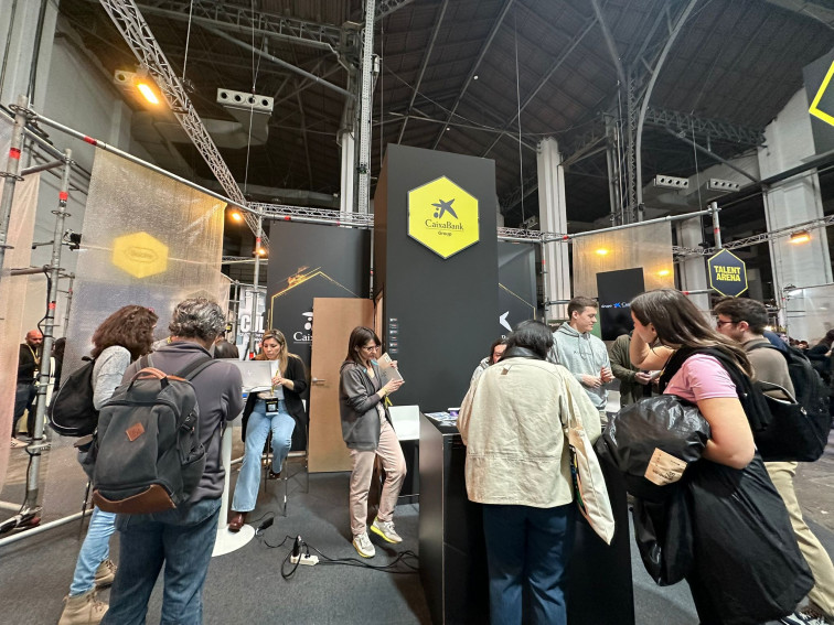CaixaBank reforça la seva aposta pel talent STEM femení presentant els seus programes en el Talent Arena