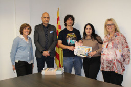 Castellví de Rosanes recibe al primer bebé de 2026 con diploma y regalo para la familia