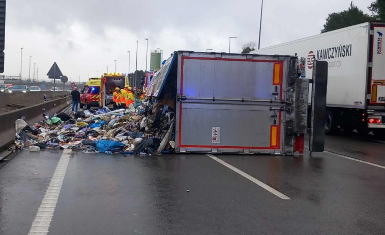 Un camió d'escombraries bolca a l'AP-7 a l'altura de Cerdanyola i provoca 11 km de retencions