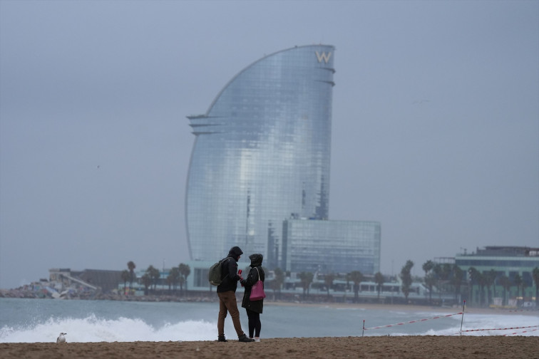 EuropaPress 7229965 vecinos barcelona pasean lluvia playa barceloneta temporal 19 enero 2026