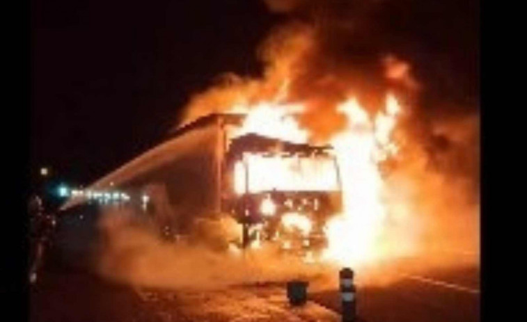 Tallada l'AP-7 al Vendrell en sentit Barcelona per l'incendi d'un camió