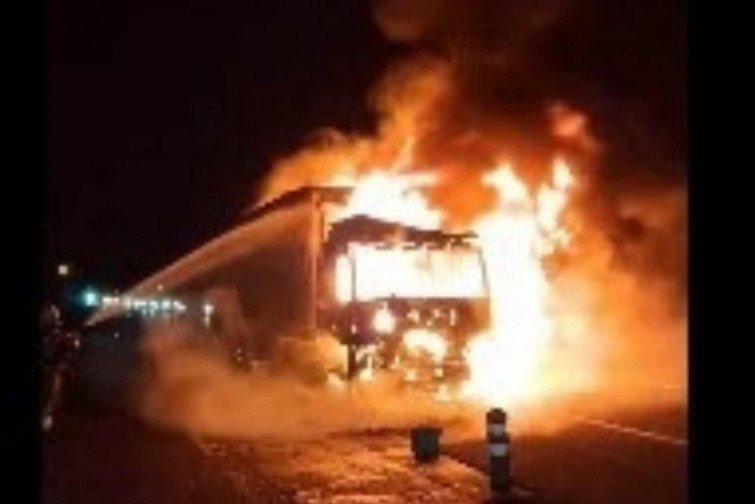 Tallada l'AP-7 al Vendrell en sentit Barcelona per l'incendi d'un camió