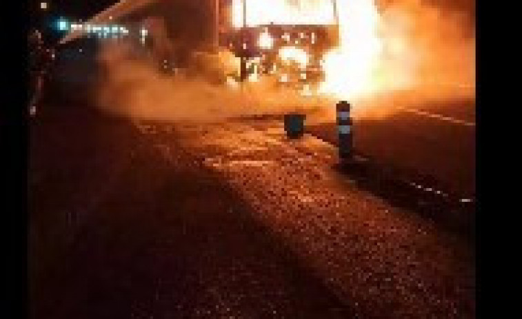 Reobre de matinada l'AP-7 al Vendrell després del tall per l'incendi d'un camió