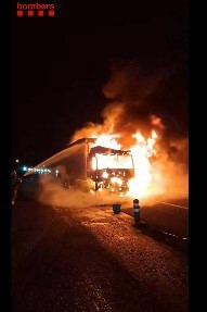 Reobre de matinada l'AP-7 al Vendrell després del tall per l'incendi d'un camió