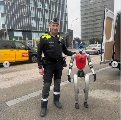 Vídeo: Un robot del MWC també passa pel control de la Guàrdia Urbana durant el congrés