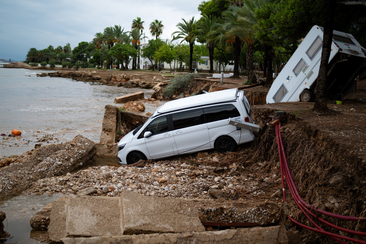 Archivo - Dos coches arrastrados por la lluvia, a 13 de octubre de 2025, en Alcanar, Tarragona, Catalunya (España).