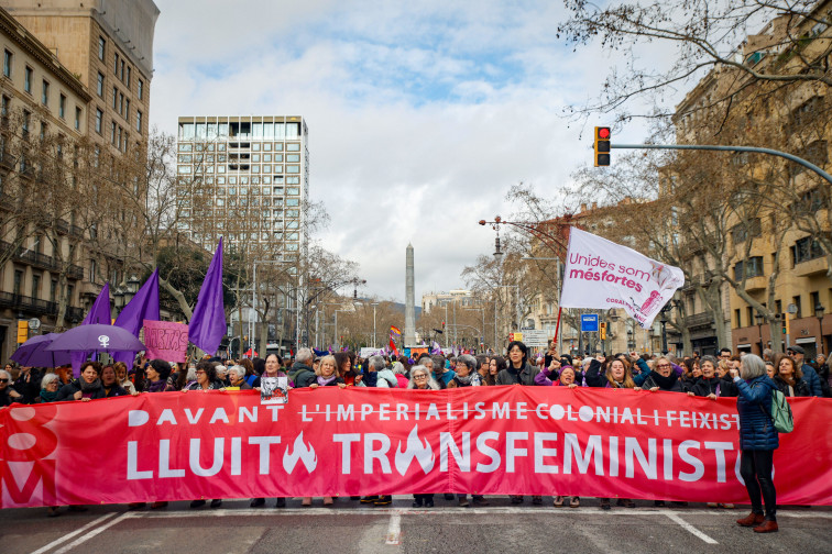 La lluita transfeminista es manifesta a Barcelona en un 8M que reivindica igualtat enfront de reculades globals