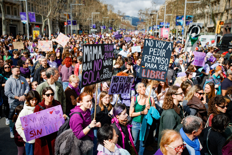 Barcelona esclata en el 8M amb 22.000 manifestants contra l'imperialisme i la violència de gènere