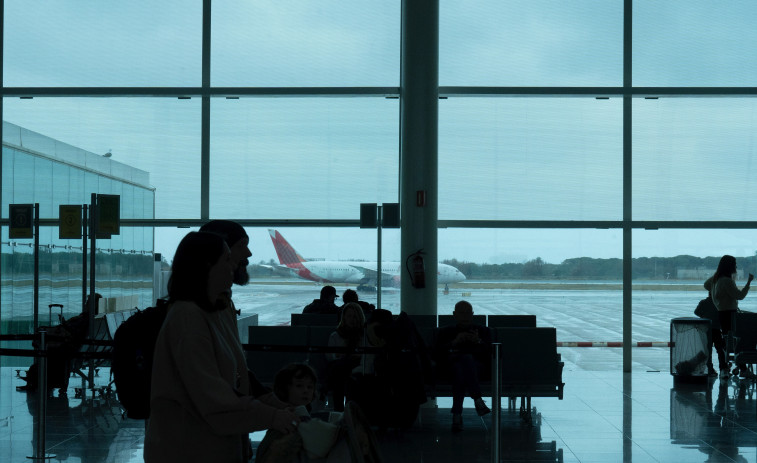 Detencions a l’aeroport del Prat: dos treballadors colaven immigrants amb un truc sorprenent