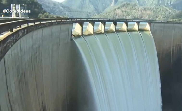 Alarma a Susqueda després que el pantà comenci a desbordar aigua: 