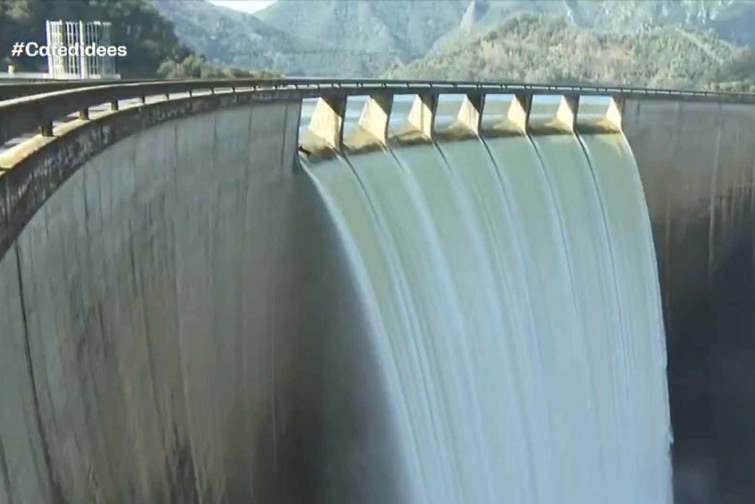 Agua saliendo del pantano de Susqueda  RTVE