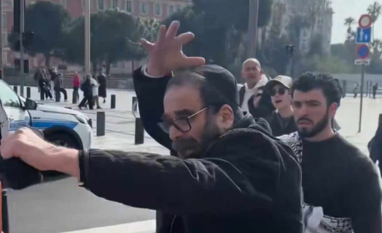 VÍDEO | Un home simula una agressió antisemita davant de la policia després d'increpar a manifestants propalestins