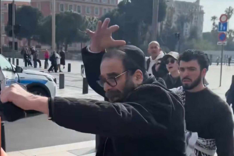 VÍDEO | Un home simula una agressió antisemita davant de la policia després d'increpar a manifestants propalestins