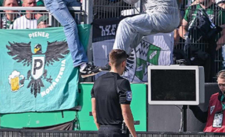 Un aficionat talla els cables del VAR quan l'àrbitre anava a revisar un penal