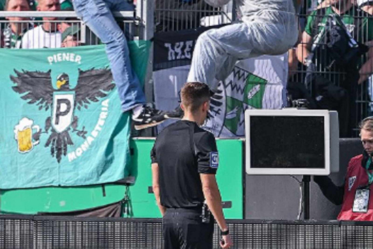 Un aficionat talla els cables del VAR quan l'àrbitre anava a revisar un penal