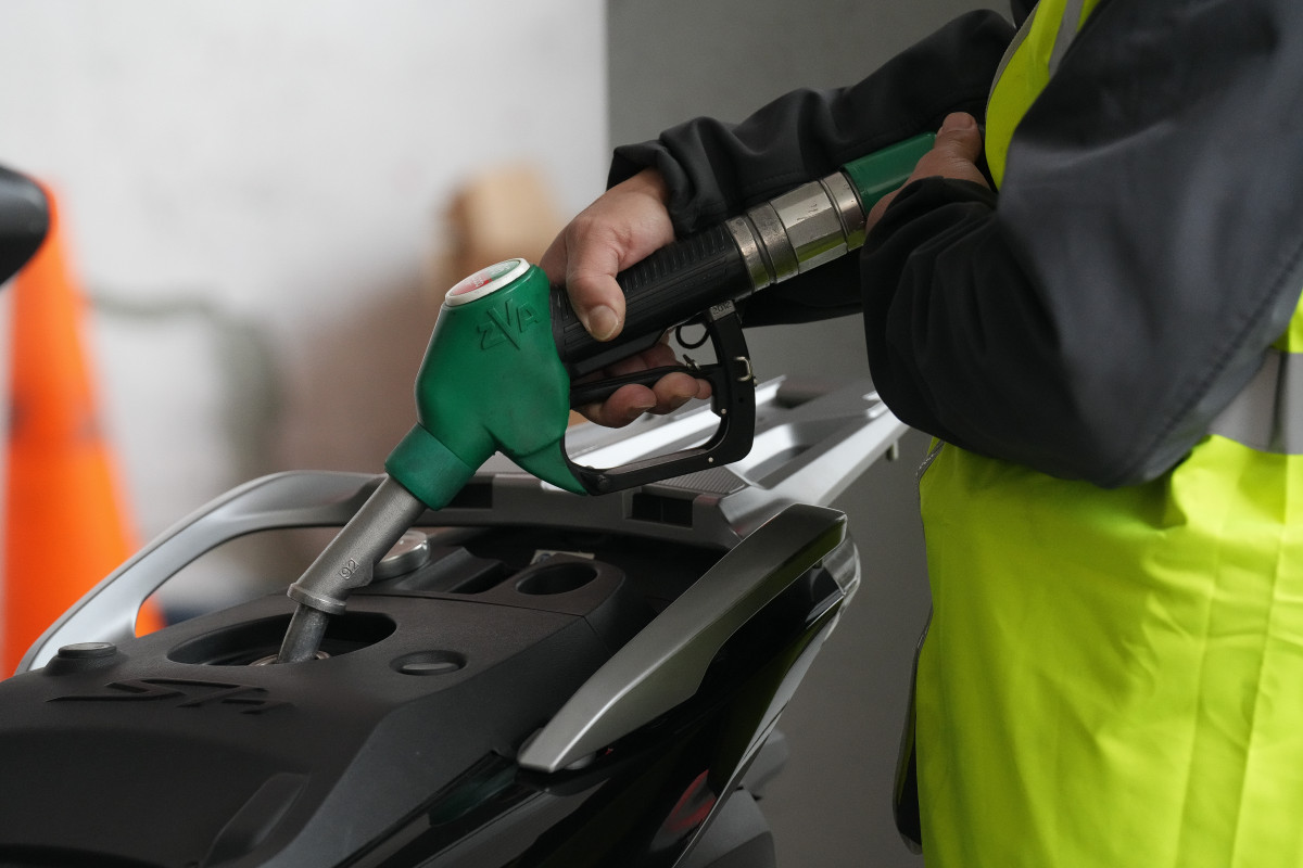 EuropaPress 7338283 persona echa combustible marzo 2026 barcelona catalunya espana repunte