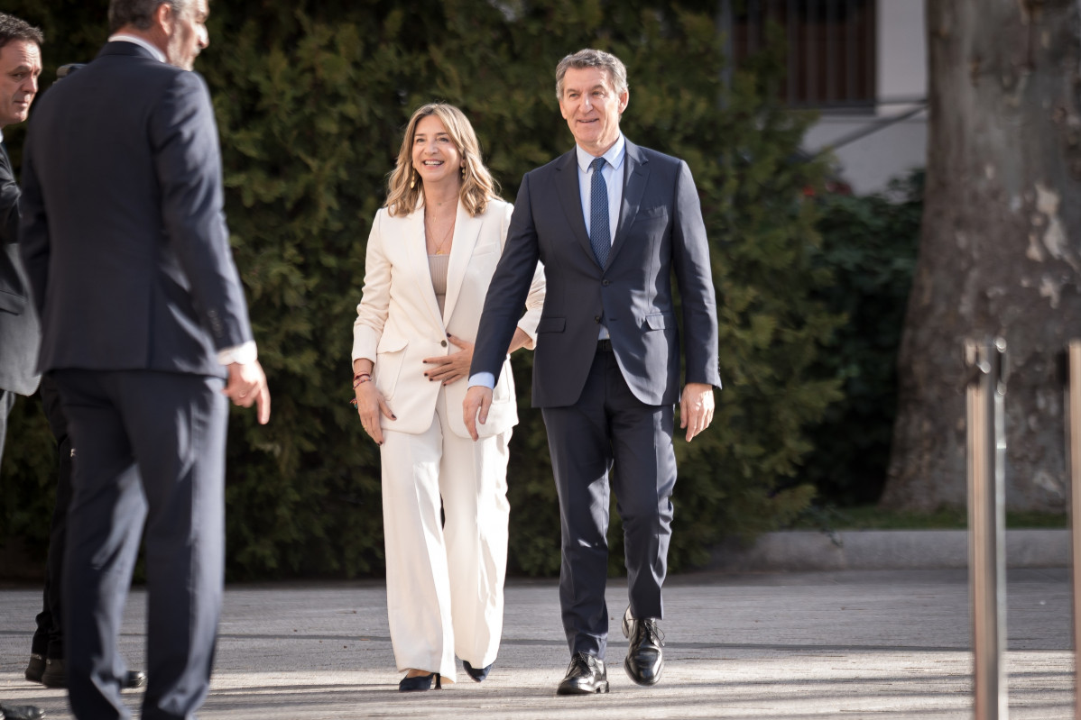 La portavoz del PP en el Senado, Alicia García (i) y el presidente del Partido Popular, Alberto Núñez Feijóo (d), durante la presentación del libro ‘El Rey’ de Manuel García-Pelayo, en el Se