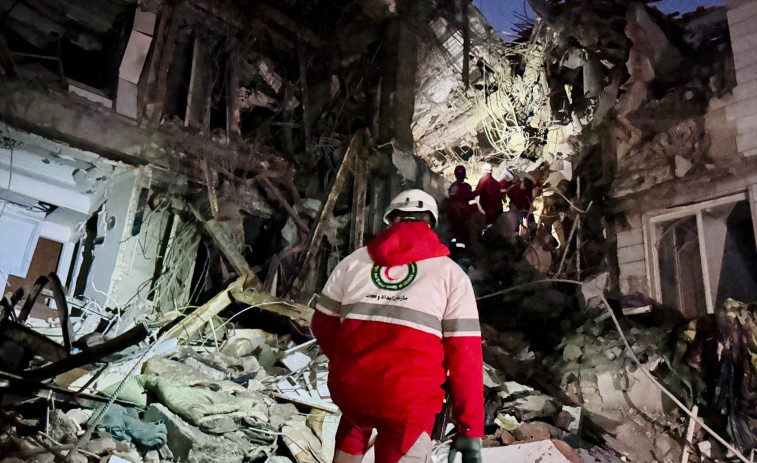 Alerta per “pluja negra” a l'Iran: el petroli cau sobre la població després dels atacs a refineries dels EUA i Israel