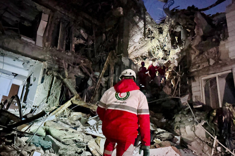 Alerta per “pluja negra” a l'Iran: el petroli cau sobre la població després dels atacs a refineries dels EUA i Israel