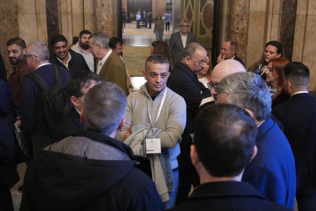 El portavoz de Élite Taxi Tito Álvarez, en el Parlament tras votarse que siga la tramitación de la ley del taxi tras caer la enmienda a la totalidad de Vox.