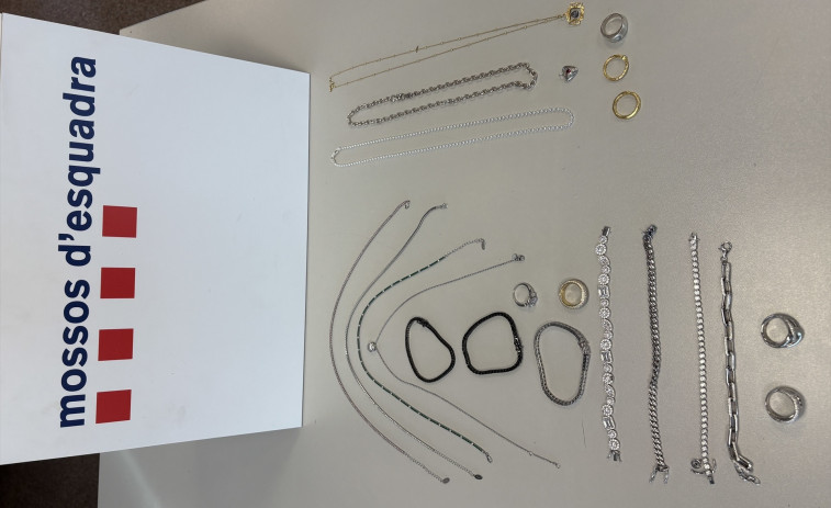 Detingut a Sitges per fingir fallades en la seva targeta a botigues i emportar-se els productes