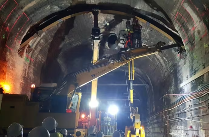 Adif tancarà durant set setmanes el túnel ferroviari de Rubí després d'un despreniment