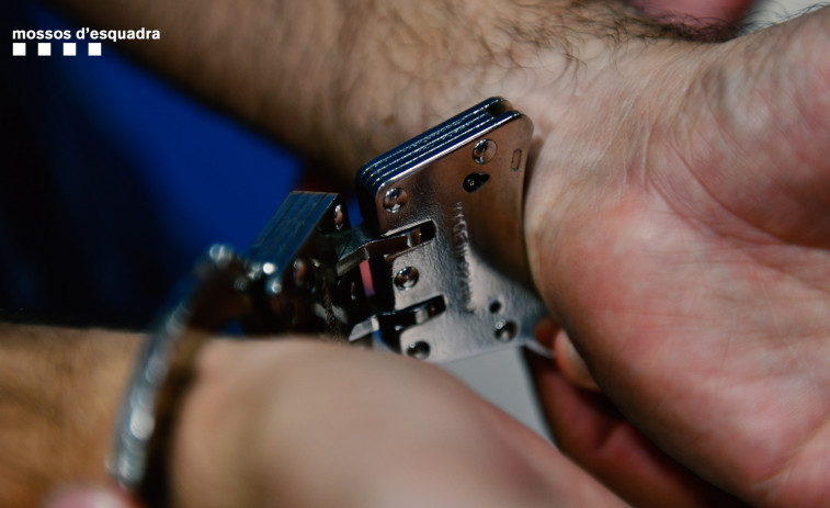 Un home apunyala a la cara a una dona que no coneixia de res a Santa Coloma de Gramenet