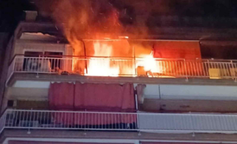 Incendi a L’Hospitalet: un pis de la quarta planta queda inhabitable després d'una nit de pànic