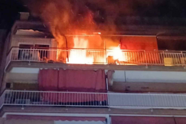 Incendi a L’Hospitalet: un pis de la quarta planta queda inhabitable després d'una nit de pànic